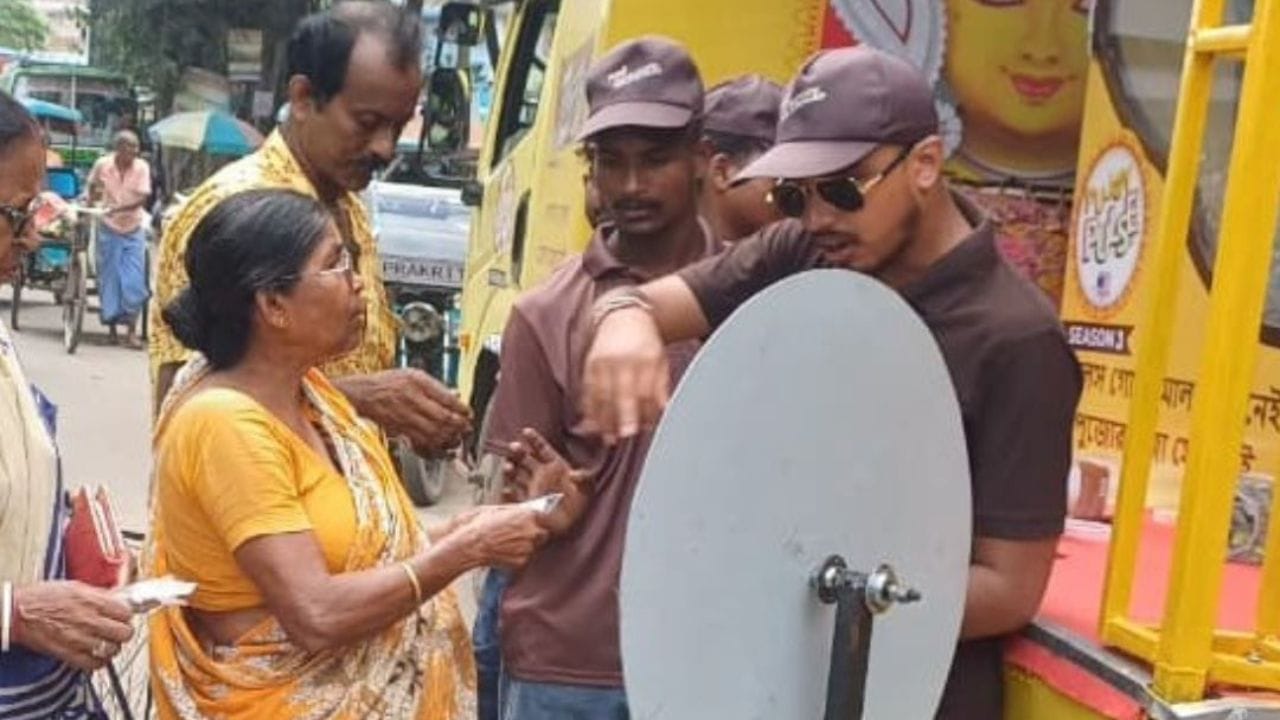 চেখে দেখলাম। বেশ ভাল। একটা টক-মিষ্টি স্বাদ রয়েছে। খুব ভাল খেতে।’ অন্য় আরেক জন বললেন, ‘পালস আগেও খেয়েছি, তবে এটা একেবারে অন্যরকম