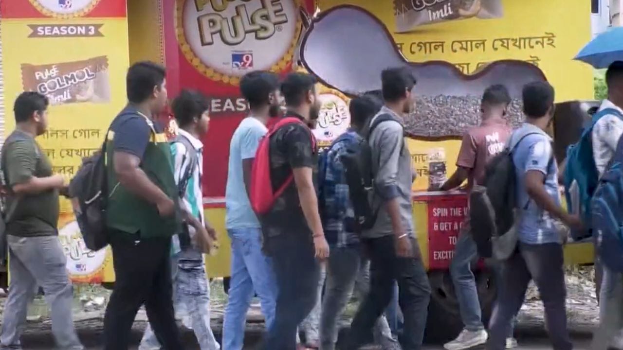 Pujoy Pulse 2025: দুর্গাপুজোর আমেজে মেতে উঠুন, শুক্রবার কৃষ্ণনগরে থাকছে পুজোয় পালসের ট্যাবলো Pujoy Pulse 2025: দুর্গাপুজোর আমেজে মেতে উঠুন, শুক্রবার কৃষ্ণনগরে থাকছে পুজোয় পালসের ট্যাবলো