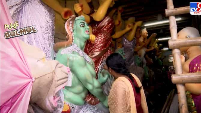 কুমোরটুলিতে শেষ তুলির টান, মহিলা মৃৎশিল্পীদের পথ দেখাচ্ছেন রেখা