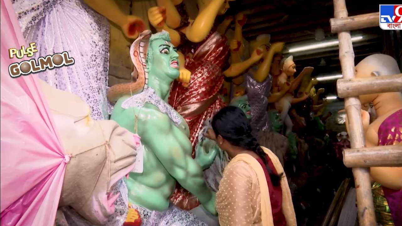 Pujoy Pulse Season 3: কুমোরটুলিতে শেষ তুলির টান, মহিলা মৃৎশিল্পীদের পথ দেখাচ্ছেন রেখা