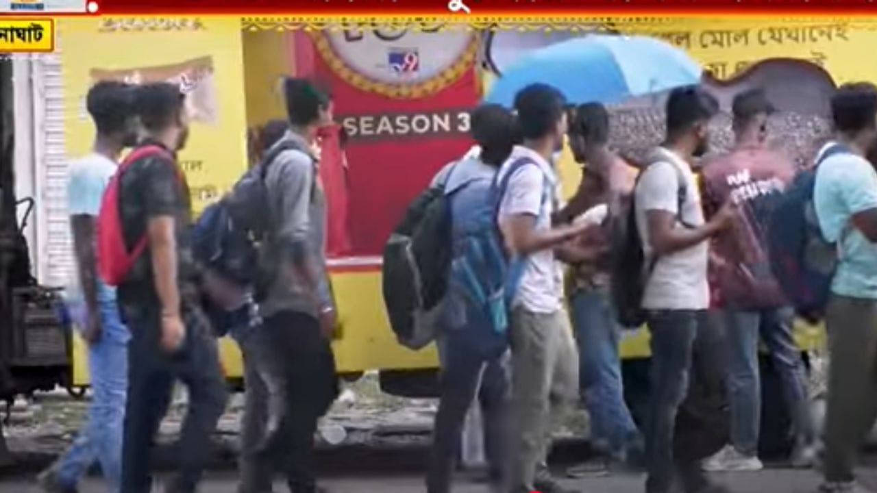 Pujoy Pulse: রানাঘাটে পালস-এর ক্যান্টর ভ্যান পৌঁঁছতেই উপচে পড়ল ভিড়, সকলের চোখে-মুখে শুধুই আনন্দ Pujoy Pulse: রানাঘাটে পালস-এর ক্যান্টর ভ্যান পৌঁঁছতেই উপচে পড়ল ভিড়, সকলের চোখে-মুখে শুধুই আনন্দ