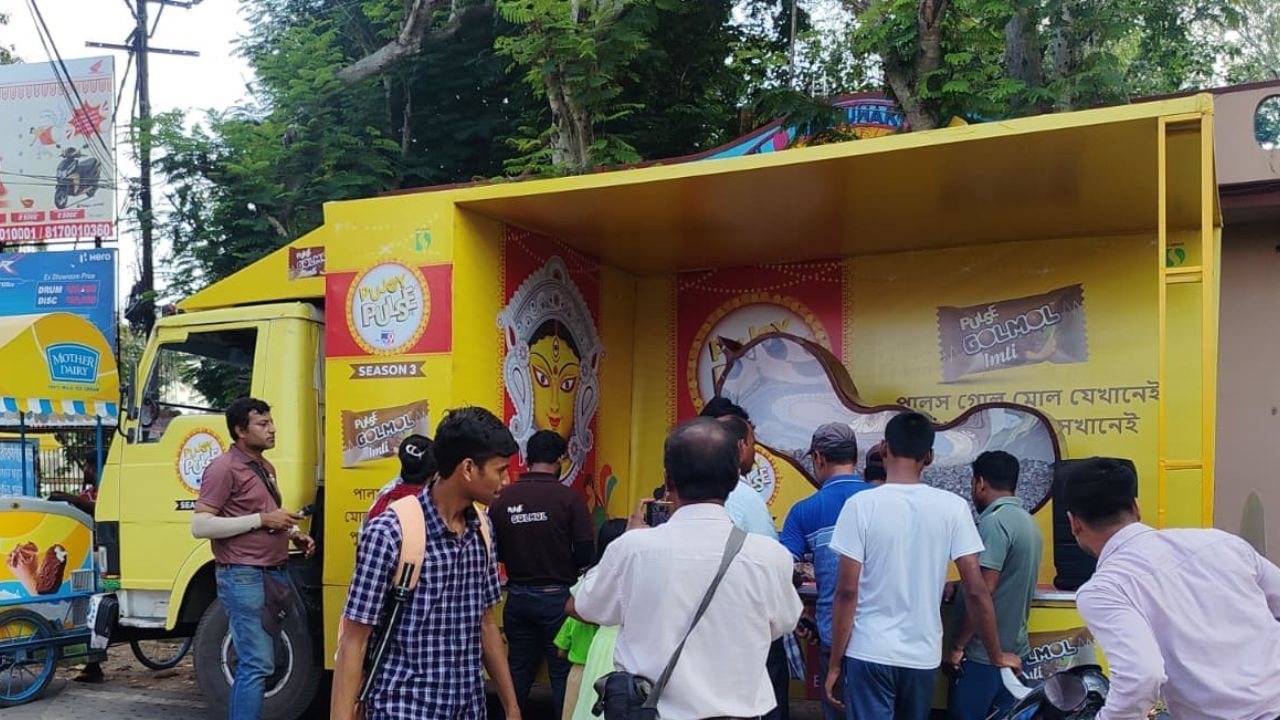 ইতিমধ্যেই টিভি ৯ বাংলা পুজোয় পালস ক্যান্টর ঘুরছে জেলায়-জেলায়। কলকাতা থেকে যাত্রা শুরু হয়ে পৌঁছে গিয়েছে উত্তরবঙ্গে। তবে দক্ষিণবঙ্গ থেকে উত্তরবঙ্গ, যেখানে-যেখানেই পালস ক্যান্টর গিয়েছে সকলের মুখেই একটা কথা, ‘আবার যেন ফিরে এসেছে ছেলেবেলা’। 