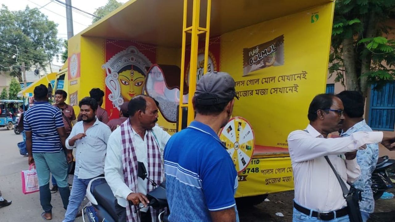 আর এক মহিলা বলেন, “অফিস থেকে ফেরার পথে এই পালস পেলাম। ১০টাকা দিয়ে কিনলাম। আর পাঁচটা বিনামূল্যে পেলাম। অর্থাৎ ১০ টাকায় ১৫টা লজেন্স পেলাম।”