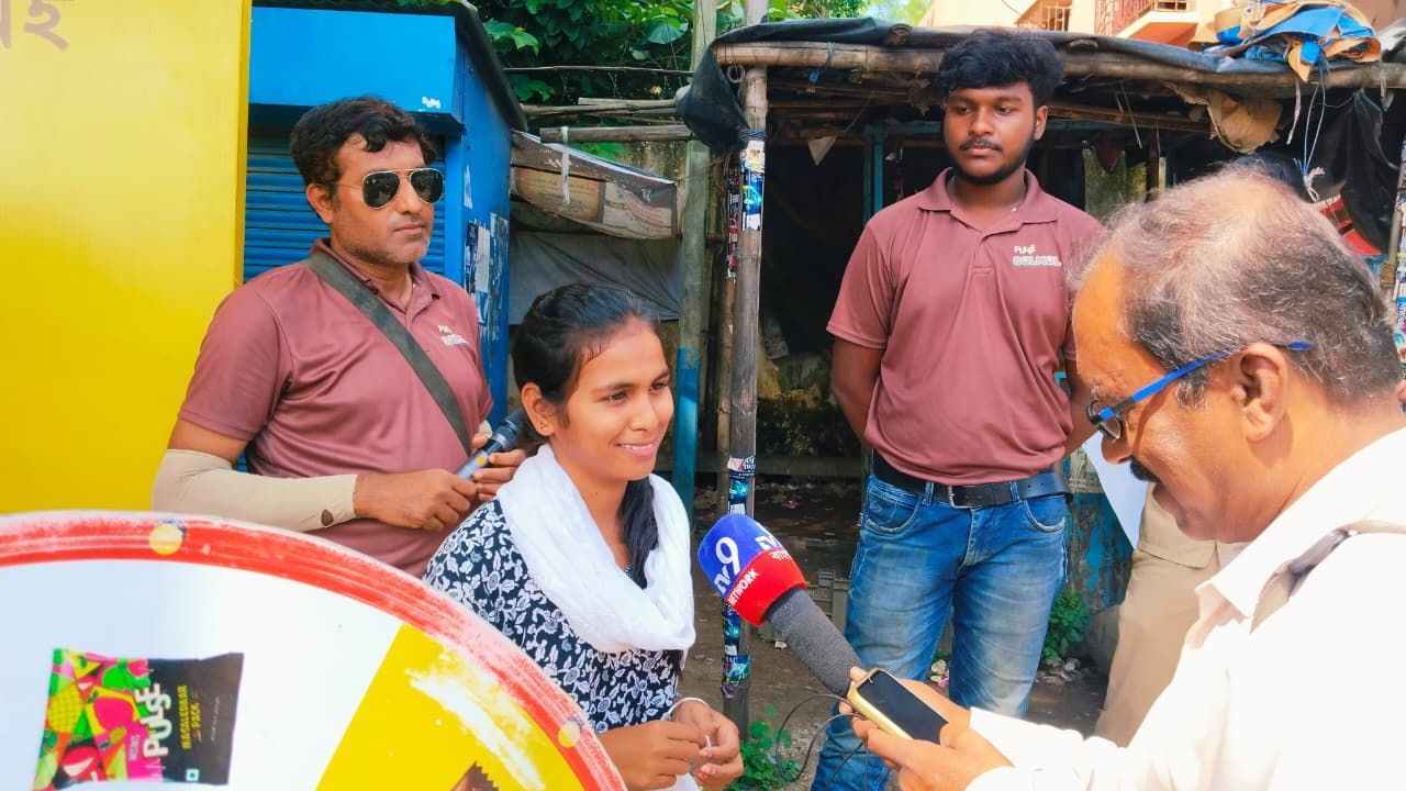 আরও এক ব্যক্তি বলেন, “লটারি জিতে প্রাইজ পেলাম। বেশ ভাল লাগল। আমায় টেস্ট করালো খুব ভাল লাগল। আর চকোলেটও কিনলাম। এই আয়োজনটা খুব ভাল লেগেছে।”