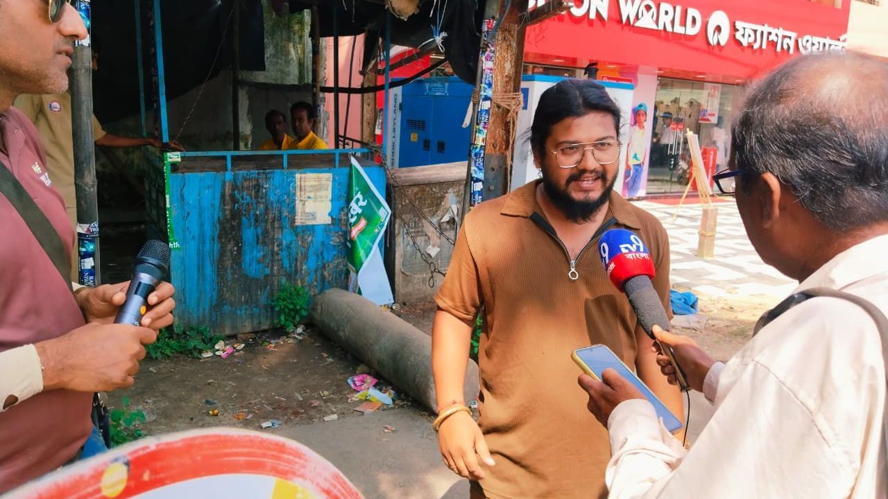 এক ব্যক্তি বলেন, “এর আগে পালসের ফ্লেভার খুব ভাল ছিল। আর দেখছি পুজোর আগে গোলমোল এসেছে। চকোলেট তো সবাই ভালবাসে। আমিও তাই কিছু কিনেছি আর লটারি জিতেছি। নিজেও টেস্ট করে দেখলাম বেশ ভাল লাগল।”