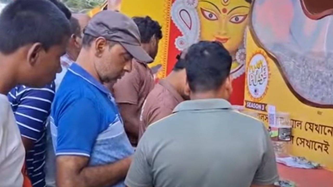 Pujoy Pulse 2025: একবার খেলে ১০ বার খেতে ইচ্ছে হবে, গোলমোলের স্বাদে মজে পুরুলিয়াবাসী