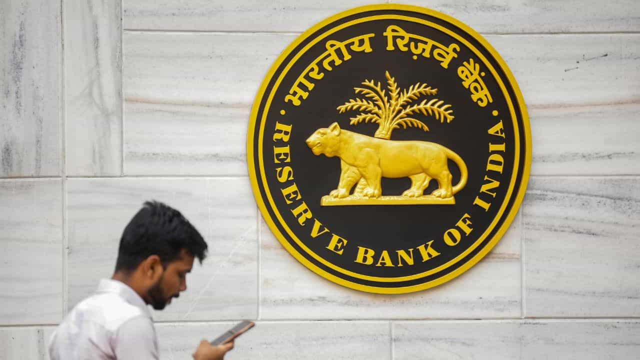 RBI New Rules: দিতে হবে অতিরিক্ত সুদ, তিন মাসের 'ডেডলাইন'! সেভিং ও FD-তে নীতি বদল RBI-র RBI New Rules: দিতে হবে অতিরিক্ত সুদ, তিন মাসের 'ডেডলাইন'! সেভিং ও FD-তে নীতি বদল RBI-র