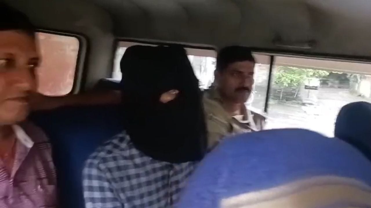 RG Kar Student Death: টানা ৯ ঘণ্টা জেরা, আরজি করের ছাত্রীর রহস্যমৃত্যুর ঘটনায় 'প্রেমিক'কে কী কী প্রশ্ন করল পুলিশ? RG Kar Student Death: টানা ৯ ঘণ্টা জেরা, আরজি করের ছাত্রীর রহস্যমৃত্যুর ঘটনায় 'প্রেমিক'কে কী কী প্রশ্ন করল পুলিশ?