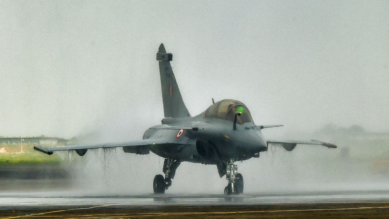 Rafale Jets in India: ঘাটতি মেটাতে রাফালে জোর! দেশীয় প্রযুক্তি ১১৪টি যুদ্ধবিমান তৈরির প্রস্তাব বায়ুসেনার Rafale Jets in India: ঘাটতি মেটাতে রাফালে জোর! দেশীয় প্রযুক্তি ১১৪টি যুদ্ধবিমান তৈরির প্রস্তাব বায়ুসেনার