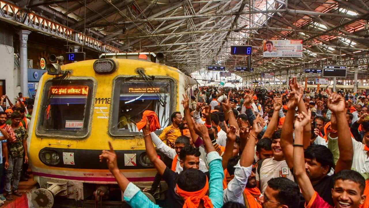 Indian Railway: রেলকর্মীদের রক্ষাকর্তা হয়ে গেল SBI, পরিবার পিছু মিলবে ১ কোটি টাকা