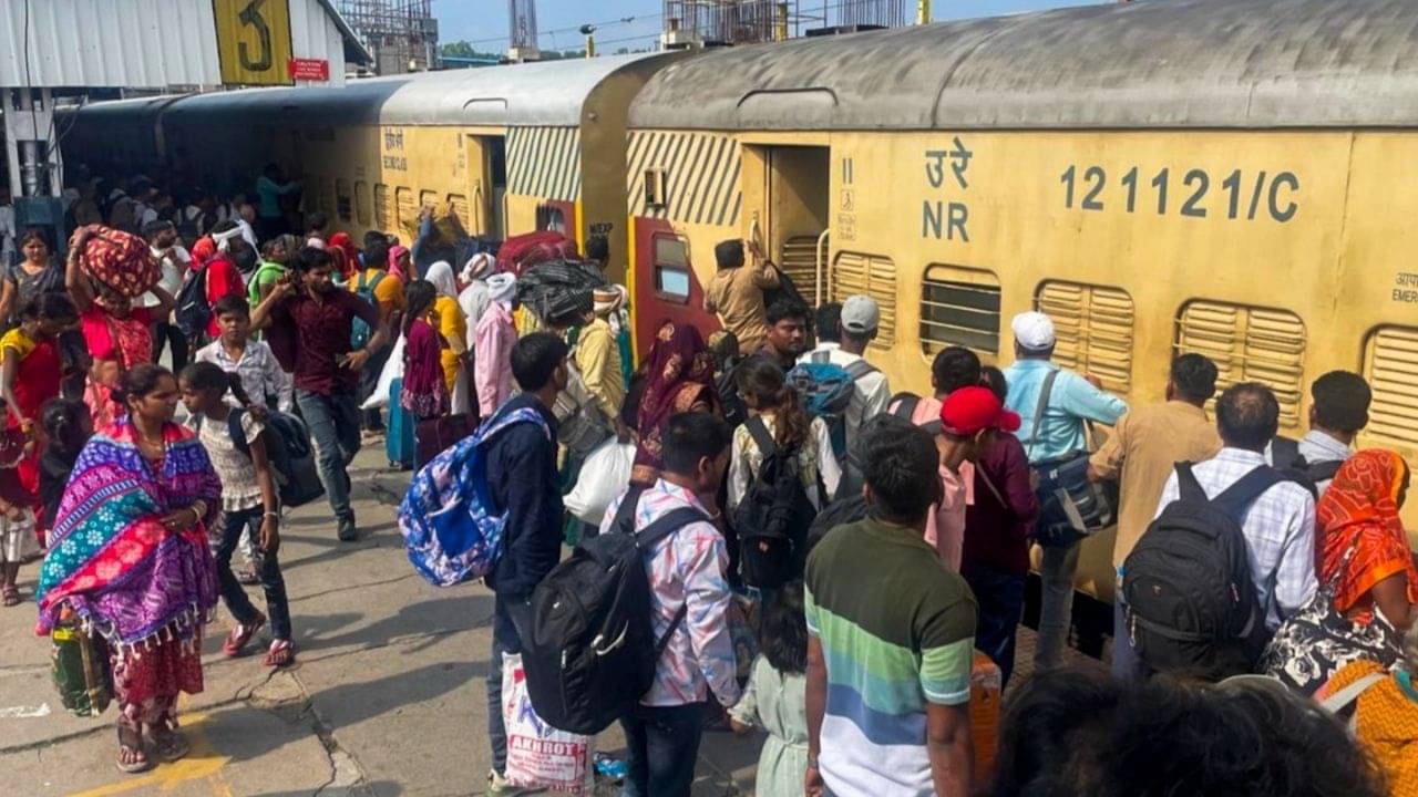 Indian Railways Package: ট্রেনের টিকিটে ২০ শতাংশ ডিসকাউন্ট পেতে পান? শুধু করুন এই কাজ, কমে যাবে ভাড়া