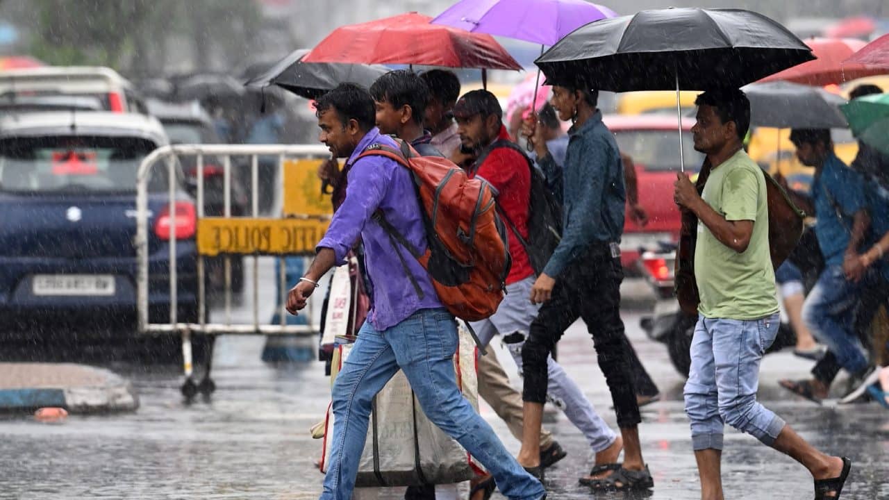 West Bengal Weather: কবে বিদায় নিচ্ছে বর্ষা? নিম্নচাপের মধ্য়ে আরও আশঙ্কার কথা শোনাচ্ছে আবহাওয়া দফতর