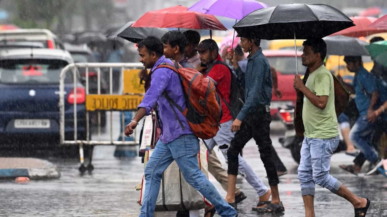 West Bengal Weather: কবে বিদায় নিচ্ছে বর্ষা? নিম্নচাপের মধ্য়ে আরও আশঙ্কার কথা শোনাচ্ছে আবহাওয়া দফতর West Bengal Weather: কবে বিদায় নিচ্ছে বর্ষা? নিম্নচাপের মধ্য়ে আরও আশঙ্কার কথা শোনাচ্ছে আবহাওয়া দফতর