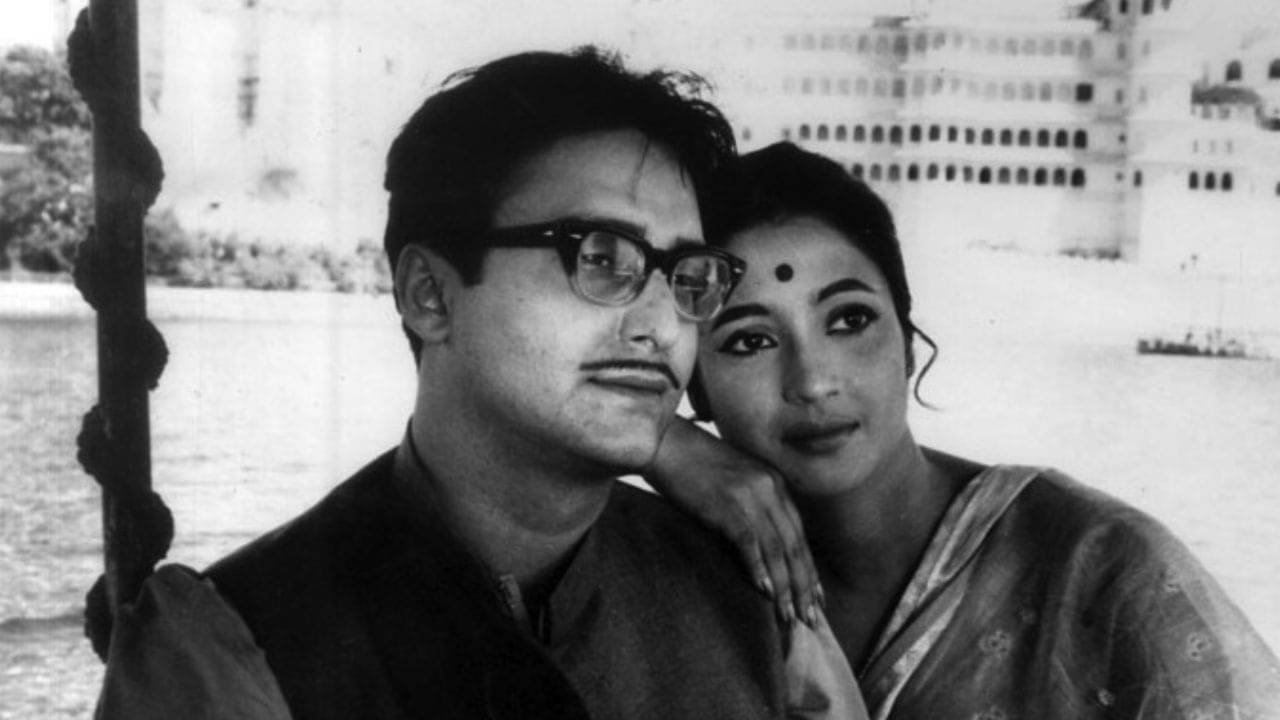 বিদেশে পার্টি, আচমকাই সৌমিত্রের সঙ্গে এ কী করে বসেন সুচিত্রা?