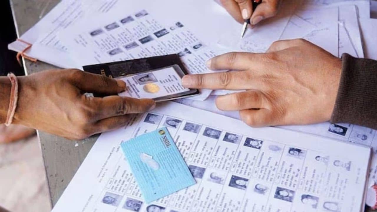 SIR in Delhi: বাংলার আগেই দিল্লিতে SIR ঘোষণা, কী কী নথি দেখাতে হবে?