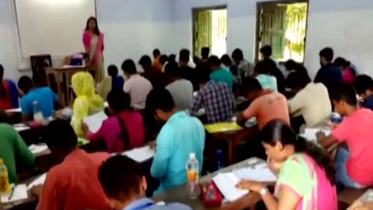 SSC examination: শুধু অ্যাডমিট কার্ডে হবে না, SSC চাকরিপ্রার্থীদের আর কী কী আনতে হবে? SSC examination: শুধু অ্যাডমিট কার্ডে হবে না, SSC চাকরিপ্রার্থীদের আর কী কী আনতে হবে?