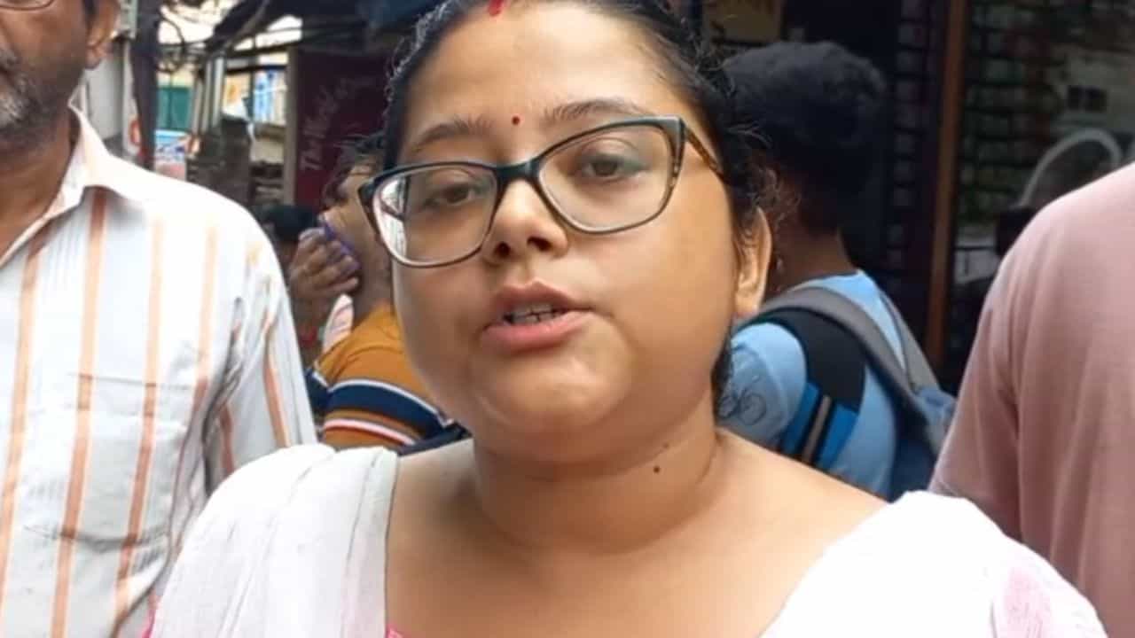 SSC Exam: 'এক মাস হল বিয়ে হয়েছে, বলছে নোয়া খুলে ফেলতে...', পরীক্ষা না দিয়েই বেরিয়ে গেলেন SSC চাকরিপ্রার্থী SSC Exam: 'এক মাস হল বিয়ে হয়েছে, বলছে নোয়া খুলে ফেলতে...', পরীক্ষা না দিয়েই বেরিয়ে গেলেন SSC চাকরিপ্রার্থী