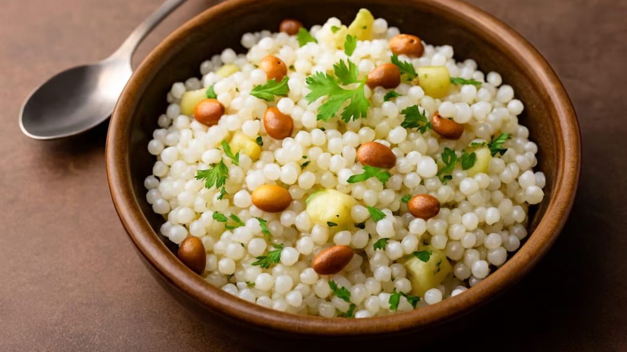 Sabudana Khichuri Recipe: এইভাবে সাবুর খিচুড়ি রাঁধলে সামনে ফেল বাকি সব! রইল নবরাত্রির স্পেশাল রেসিপি Sabudana Khichuri Recipe: এইভাবে সাবুর খিচুড়ি রাঁধলে সামনে ফেল বাকি সব! রইল নবরাত্রির স্পেশাল রেসিপি