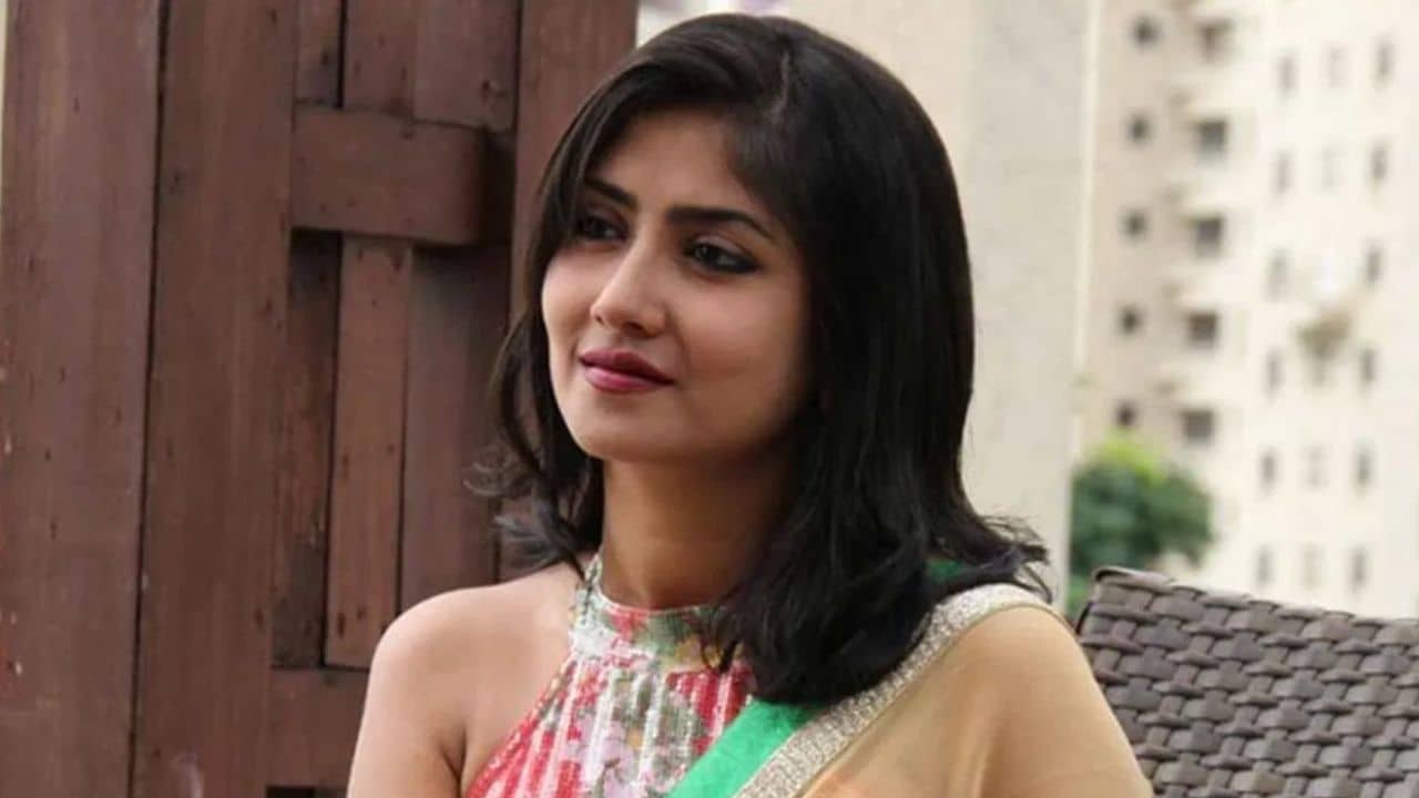 শহরে তিনটে খুঁটিপুজো বাতিল, এবার পুজোয় বেঙ্গালুরুতে দেবলীনা