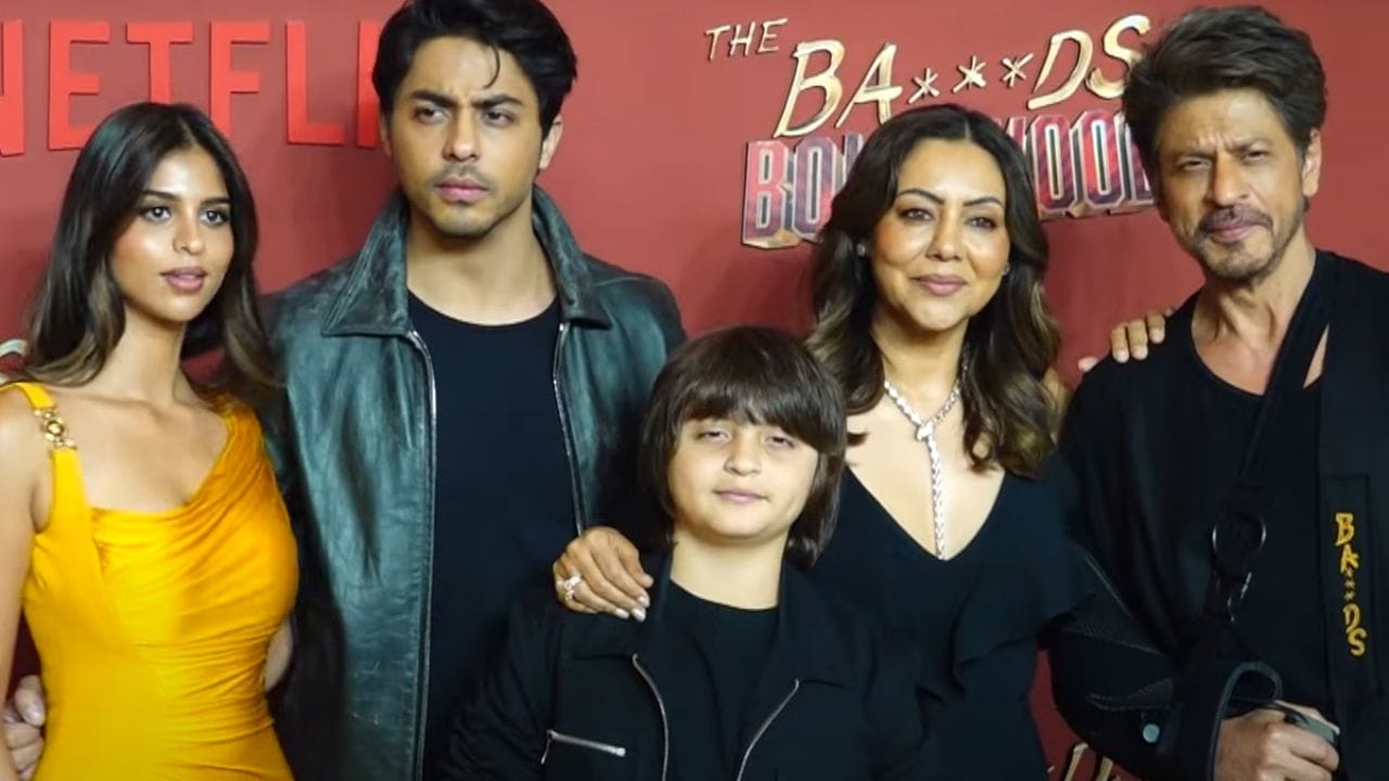 পরিচালক আরিয়ানের ডেবিউ, সপরিবারে হাজির শাহরুখ পরিচালক আরিয়ানের ডেবিউ, সপরিবারে হাজির শাহরুখ