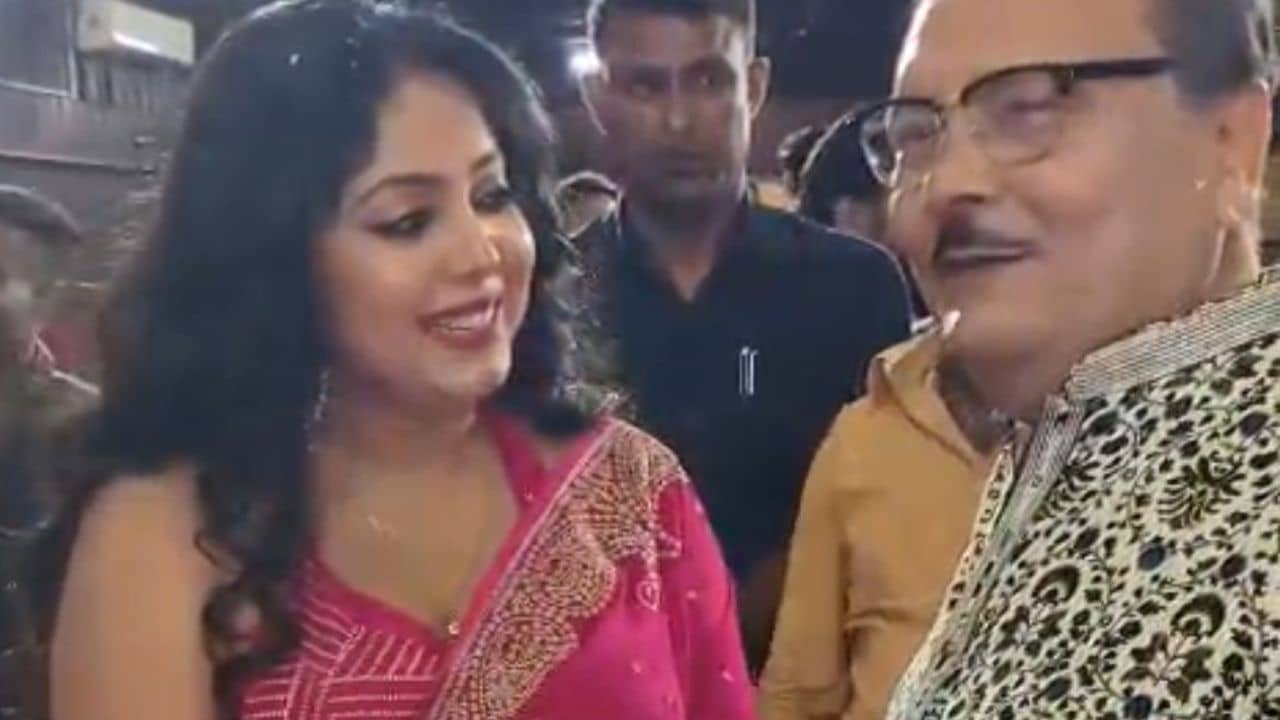 নেহাত আমি বিবাহিত..., মদন মিত্রকে পাশে নিয়ে খুনসুটি শ্রীময়ীর