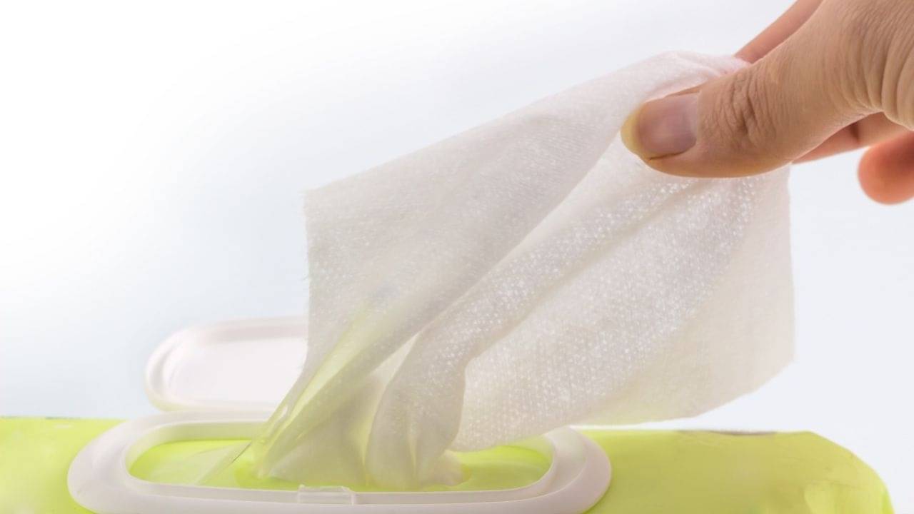 ঘন ঘন টিস্যু দিয়ে মুখ মুছে নিচ্ছেন? বড় বিপদ ডাকছেন না তো!