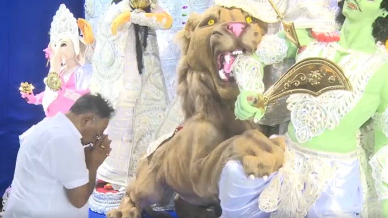 Samik Bhattacharya: শাহ নয় সেবকের পুজো উদ্বোধনে এলেন শমীক! তুঙ্গে উঠল দ্বন্দ্ব-জল্পনা