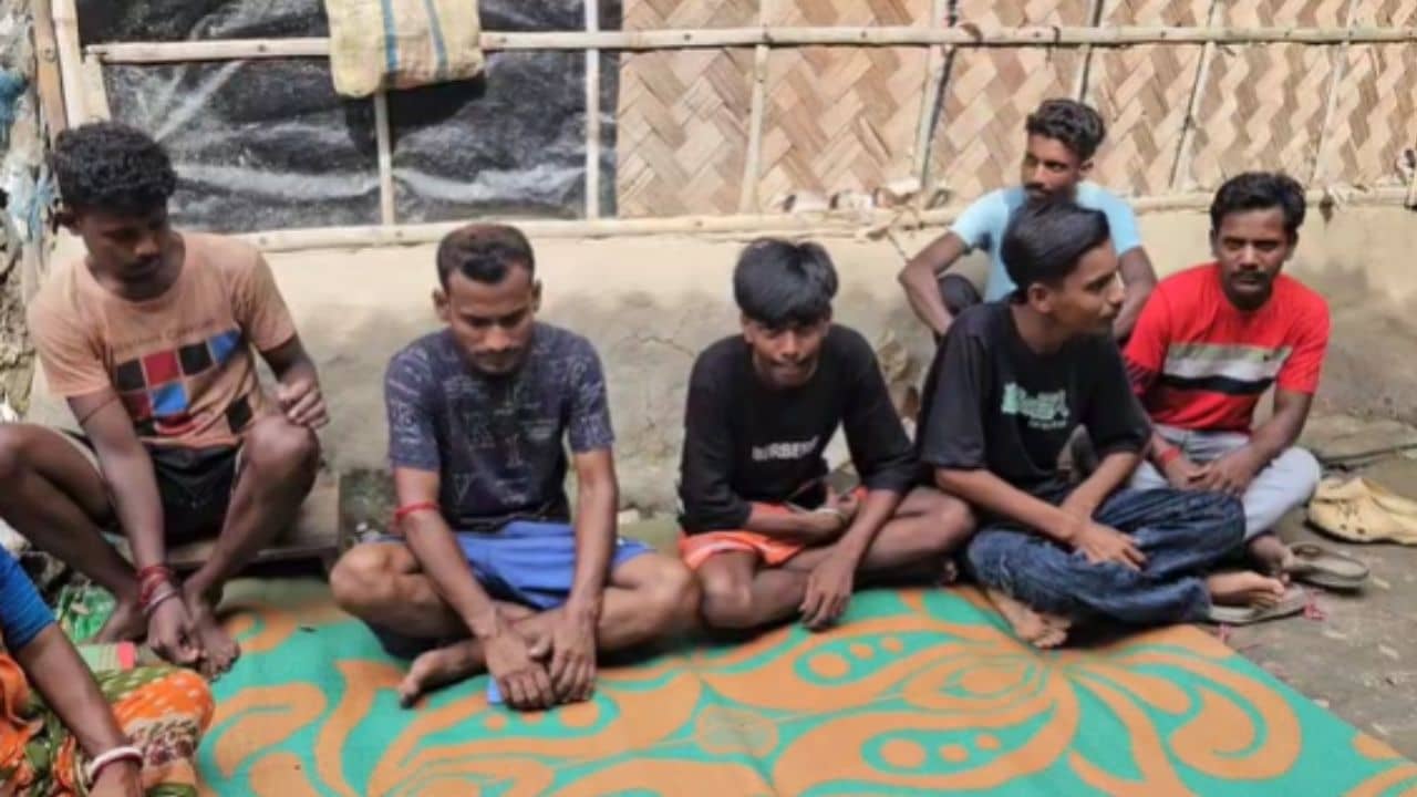 Sandeshkhali: বাংলা ভাষায় কথা বলেন, খোদ বাংলাতেই বাঙালি শ্রমিকদের ছাঁটাই কোম্পানির