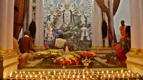 দুর্গা নয় সন্ধিপুজোর সময় দেবীর কোন বিশেষ রূপে আরাধনা করা হয়?