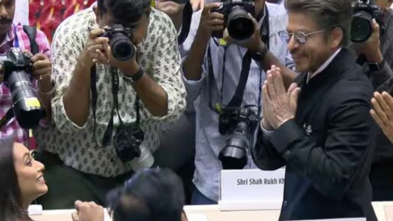 কুছ কুছ হোতা হ্যায়! রানিকে দেখেই হাতজোড় করে নমস্কার শাহরুখের, জাতীয় পুরস্কার নিতে গিয়ে যা ঘটালেন কিং খান কুছ কুছ হোতা হ্যায়! রানিকে দেখেই হাতজোড় করে নমস্কার শাহরুখের, জাতীয় পুরস্কার নিতে গিয়ে যা ঘটালেন কিং খান