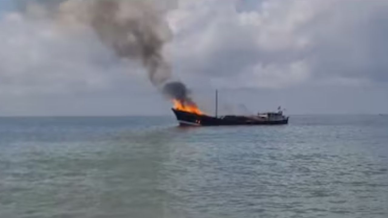 Ship Fire: মাঝ সমুদ্রে দাউদাউ করে জ্বলছে জাহাজ, পুড়ে গেল কোটি টাকার চাল-চিনি! Ship Fire: মাঝ সমুদ্রে দাউদাউ করে জ্বলছে জাহাজ, পুড়ে গেল কোটি টাকার চাল-চিনি!