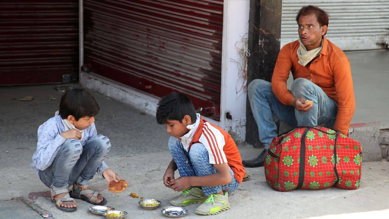 Shramshree Scheme 2025: নাগালের বাইরে শ্রমশ্রী পোর্টাল! ৫ হাজারের আশায় বাড়ি ফিরে অনিশ্চয়তায় পরিযায়ী শ্রমিকরা