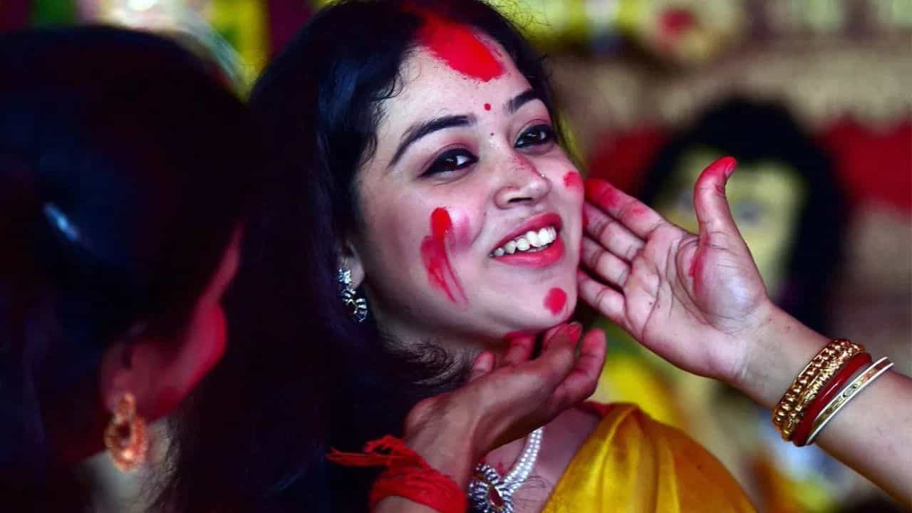 Sidoor Khela: দশমীতে কেন সিঁদুর খেলেন সধবারা? কোথা থেকে এল এই প্রথা? Sidoor Khela: দশমীতে কেন সিঁদুর খেলেন সধবারা? কোথা থেকে এল এই প্রথা?