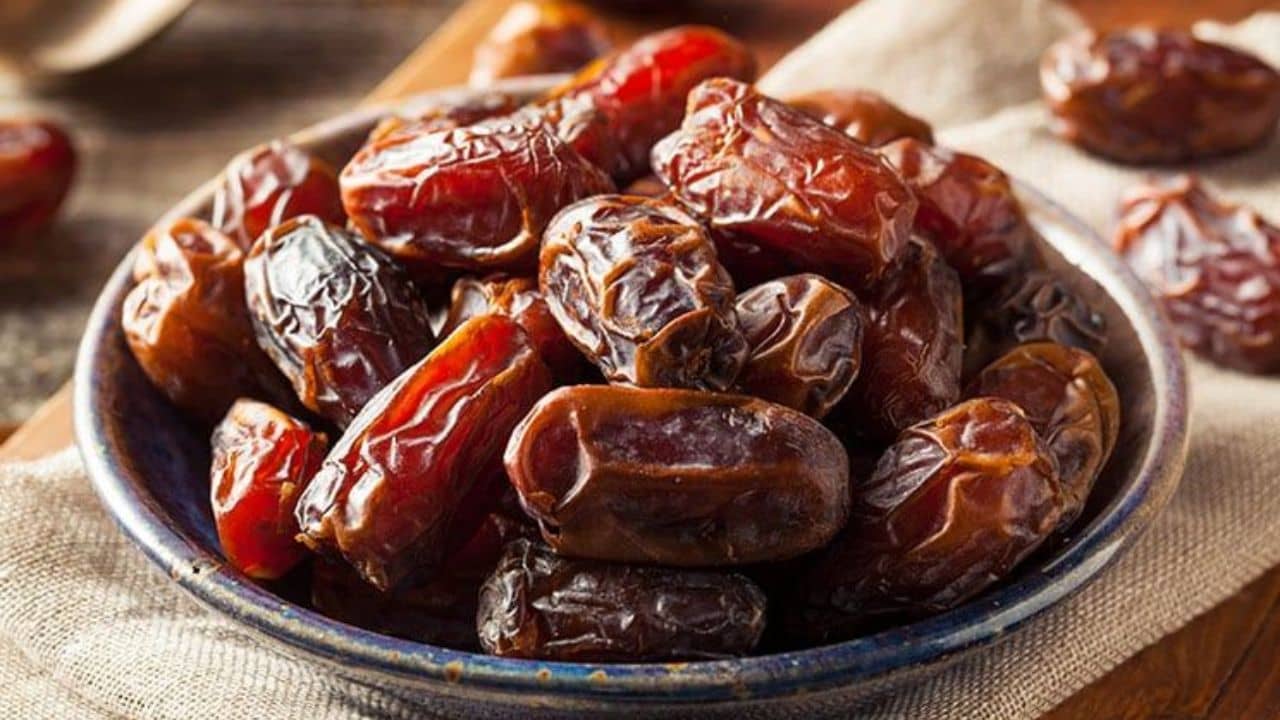 Soaked or Dry Dates: শুকনো নাকি ভেজানো খেজুর? শরীরের জন্য কোনটা ভাল, জেনে তবেই খান