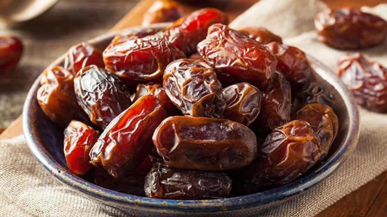 Soaked or Dry Dates: শুকনো নাকি ভেজানো খেজুর? শরীরের জন্য কোনটা ভাল, জেনে তবেই খান Soaked or Dry Dates: শুকনো নাকি ভেজানো খেজুর? শরীরের জন্য কোনটা ভাল, জেনে তবেই খান
