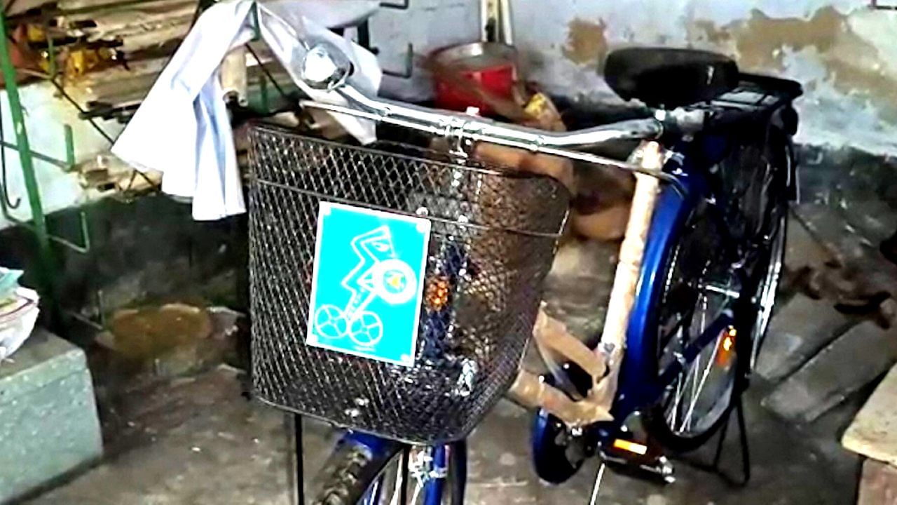 Sabujsathi's bicycle: জেলায় জেলায় খোলা আকাশের নীচে পড়ে রয়েছে সবুজসাথীর প্রচুর সাইকেল! ২০ তারিখের মধ্যে রিপোর্ট চাইছে নবান্ন