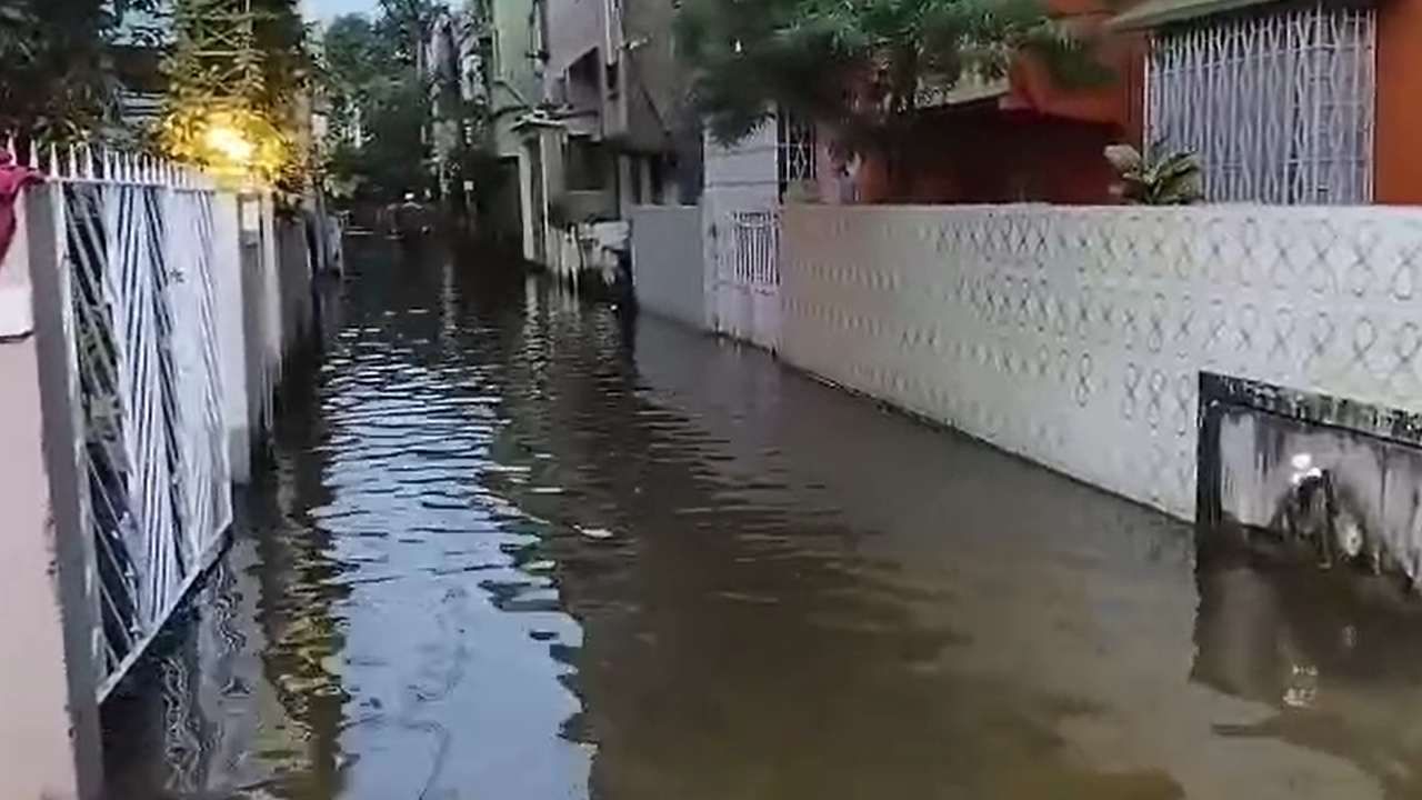 Kolkata Flood Situation: ফের মৃত্যু! এবার সোনারপুরে জমা জল সরাতে গিয়ে প্রাণ গেল পুরসভার অস্থায়ী কর্মীর Kolkata Flood Situation: ফের মৃত্যু! এবার সোনারপুরে জমা জল সরাতে গিয়ে প্রাণ গেল পুরসভার অস্থায়ী কর্মীর