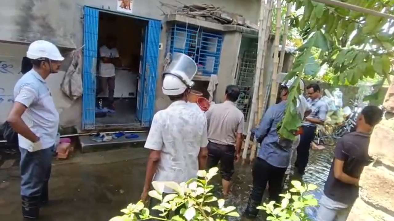 Kolkata: আবারও জমা জলে বিদ্যুৎস্পৃষ্ট হয়ে মৃত্যু! ড্রেনেজ সিস্টেম নিয়ে ক্ষোভ Kolkata: আবারও জমা জলে বিদ্যুৎস্পৃষ্ট হয়ে মৃত্যু! ড্রেনেজ সিস্টেম নিয়ে ক্ষোভ