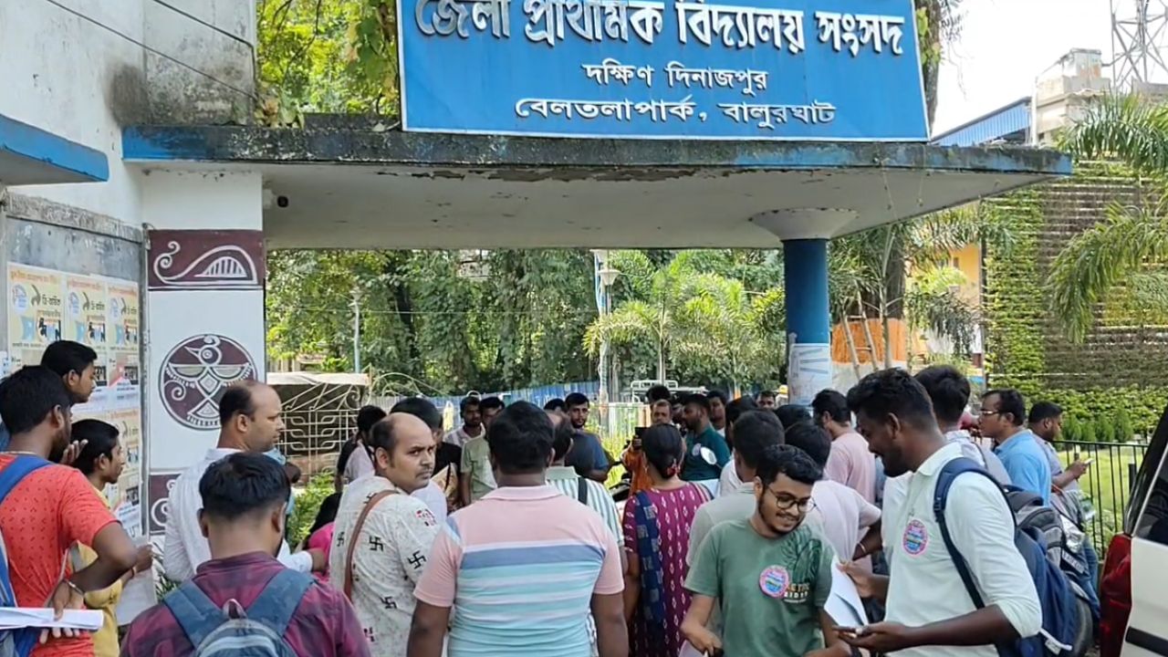 South Dinajpur: দু’ মাস ধরে বন্ধ রাজবংশী স্কুলের শিক্ষকদের বেতন, প্রতিবাদে রাস্তায় শিক্ষকরা