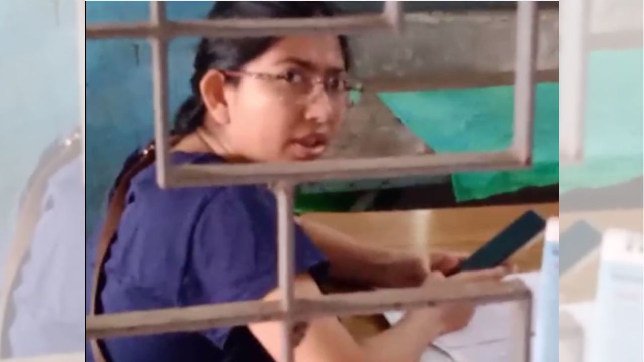 Balurghat: লাইন দিয়ে পড়ে রয়েছে মৃতদেহ, উধাও ময়নাতদন্তকারী চিকিৎসক, পরে এসে বিক্ষোভের মুখে পড়ে বললেন, 'আমায় হেনস্থা করছে' Balurghat: লাইন দিয়ে পড়ে রয়েছে মৃতদেহ, উধাও ময়নাতদন্তকারী চিকিৎসক, পরে এসে বিক্ষোভের মুখে পড়ে বললেন, 'আমায় হেনস্থা করছে'