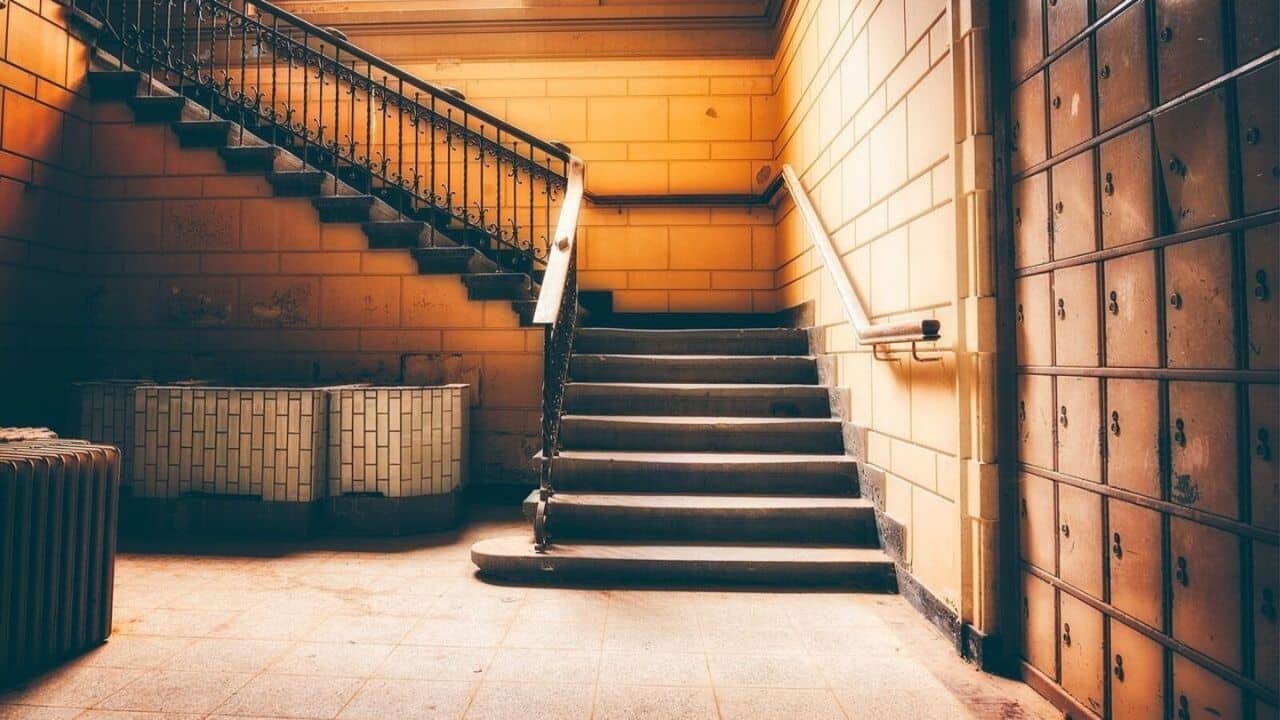 Vastu Shastra: সিঁড়ির নীচে জমাচ্ছেন বাড়ির যত আবর্জনা? বড় বিপদ হতে পারে, জানুন কী বলছে বাস্তুশাস্ত্র?