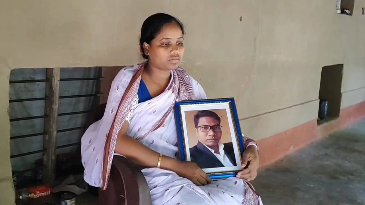 Subal Soren: চাকরিপ্রার্থীরা পরীক্ষাকেন্দ্রে, সুবলের ছবি আঁকড়ে সরকারের কাছে কাতর আর্জি স্ত্রী সন্ধ্যার