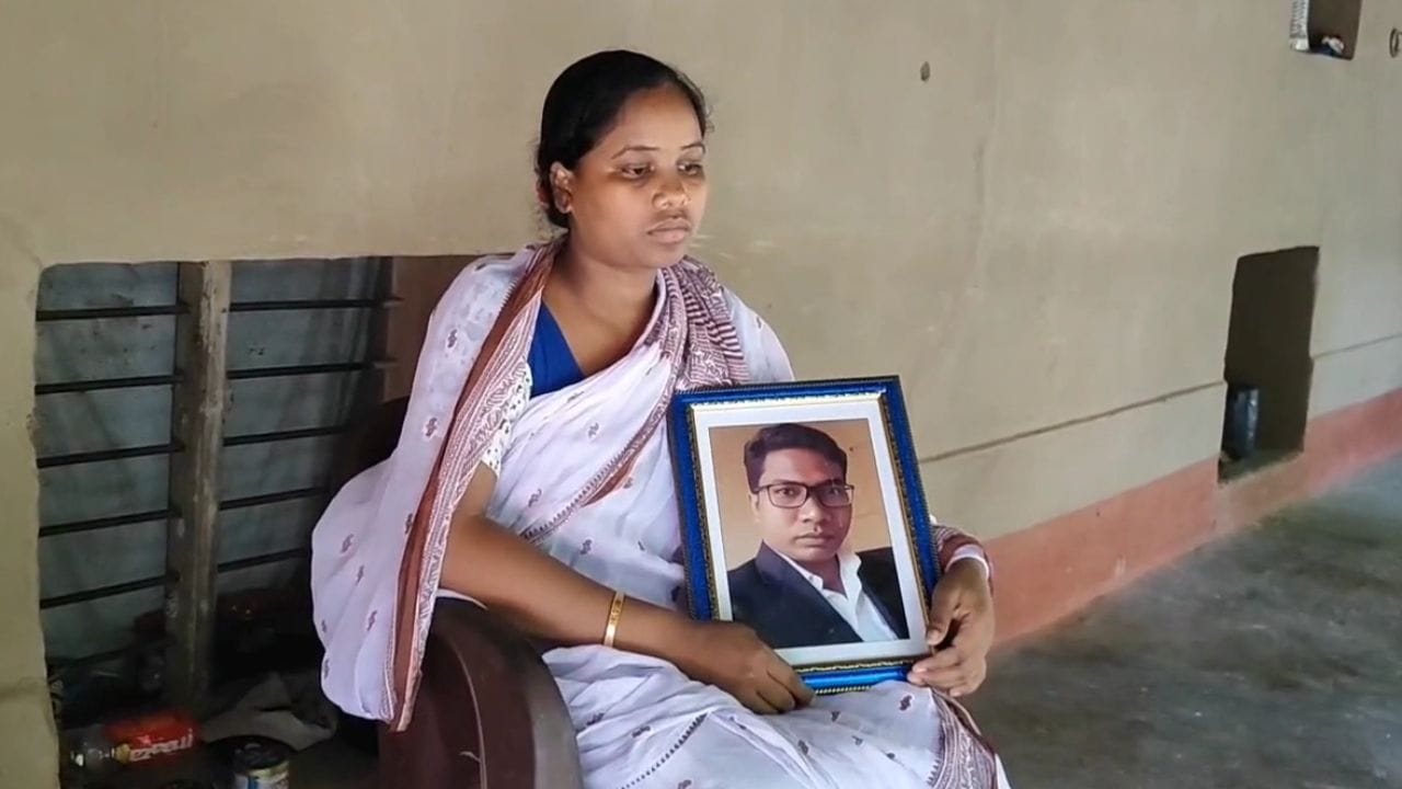 Subal Soren: চাকরিপ্রার্থীরা পরীক্ষাকেন্দ্রে, সুবলের ছবি আঁকড়ে সরকারের কাছে কাতর আর্জি স্ত্রী সন্ধ্যার Subal Soren: চাকরিপ্রার্থীরা পরীক্ষাকেন্দ্রে, সুবলের ছবি আঁকড়ে সরকারের কাছে কাতর আর্জি স্ত্রী সন্ধ্যার