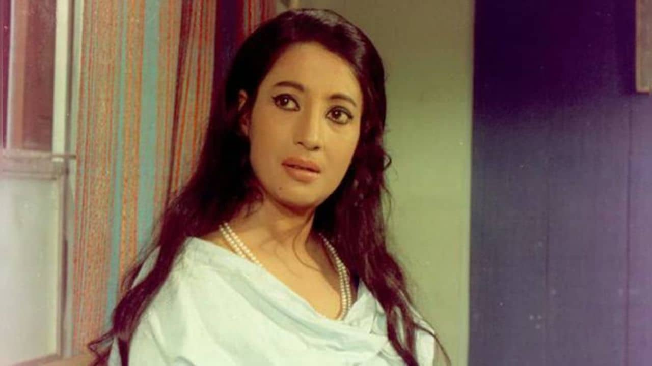 শুটিং ফ্লোরে দাঁড়িয়েই সুচিত্রা খবর পান তাঁর স্বামী আর নেই! খবরটা পেয়ে কী করেছিলেন মহানায়িকা?