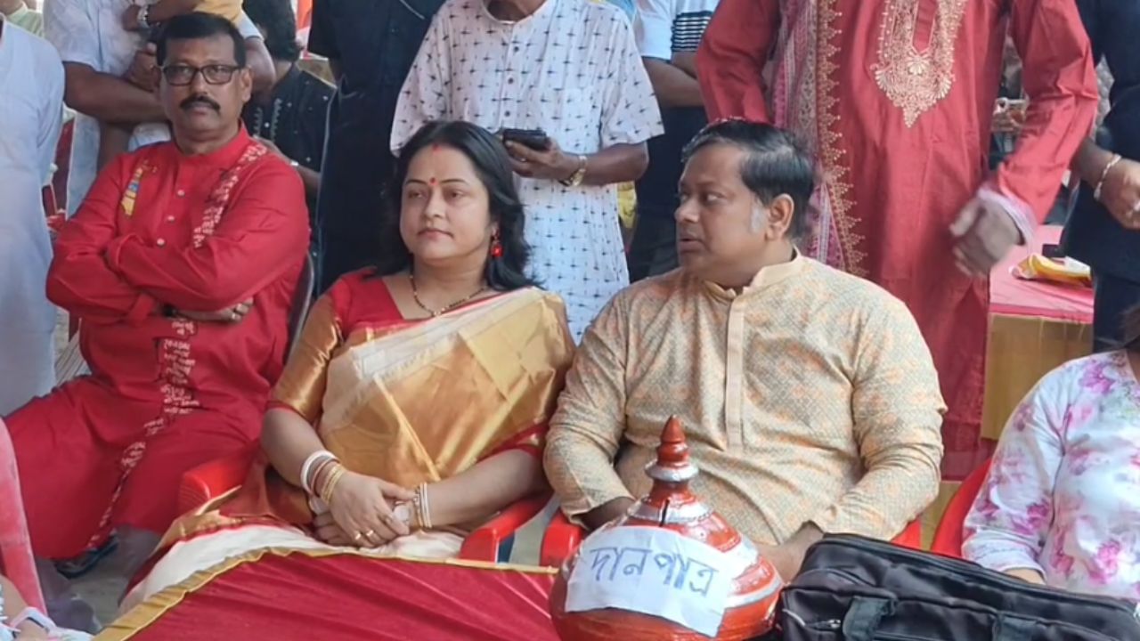 Sukanta Majumdar: স্ত্রী-মেয়েদের নিয়ে মণ্ডপে সুকান্ত, অঞ্জলি দিয়ে বললেন, 'দুর্গতিনাশের' কথা Sukanta Majumdar: স্ত্রী-মেয়েদের নিয়ে মণ্ডপে সুকান্ত, অঞ্জলি দিয়ে বললেন, 'দুর্গতিনাশের' কথা