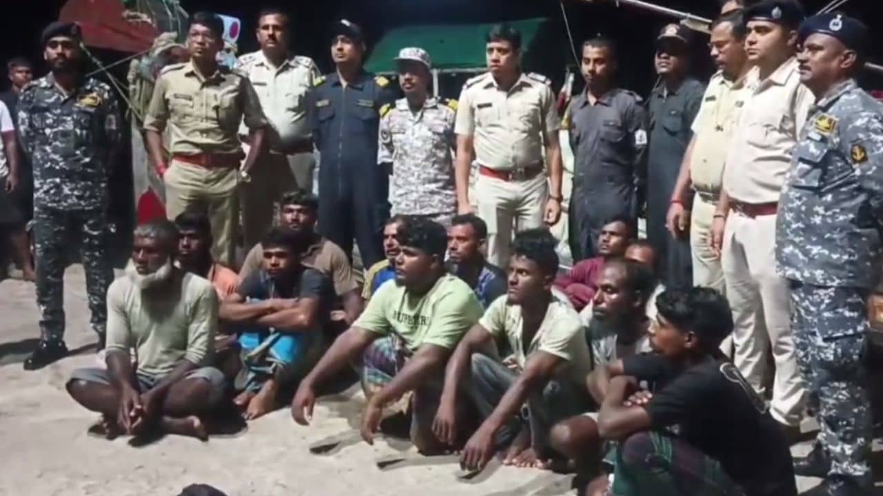 Sundarban: জলপথে ঢুকে পড়েছিল এ দেশে, আটক ১৩ জন মৎস্যজীবী-সহ মায়ের দোয়া ট্রলার