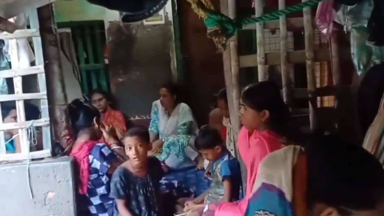 Tiger Attack: ঝুপ করে নৌকায় ঝাঁপ, মৎস্যজীবীর ঘাড়ে কামড় বসিয়ে তুলে নিয়ে গেল বাঘ