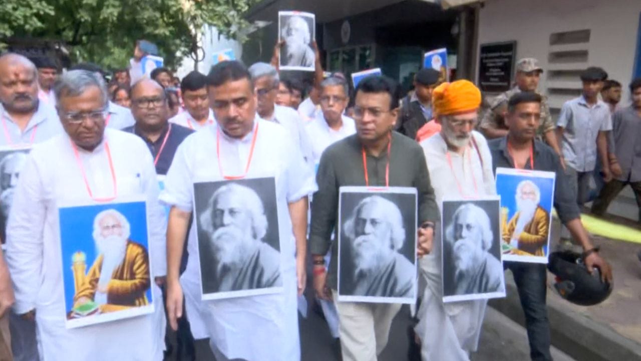 Suvendu Adhikari: TMCP-র বিরুদ্ধে কবিগুরুর ছবি পোড়ানোর অভিযোগ, গলায় রবীন্দ্রনাথের পোস্টার টাঙিয়ে বিক্ষোভ বিজেপির Suvendu Adhikari: TMCP-র বিরুদ্ধে কবিগুরুর ছবি পোড়ানোর অভিযোগ, গলায় রবীন্দ্রনাথের পোস্টার টাঙিয়ে বিক্ষোভ বিজেপির