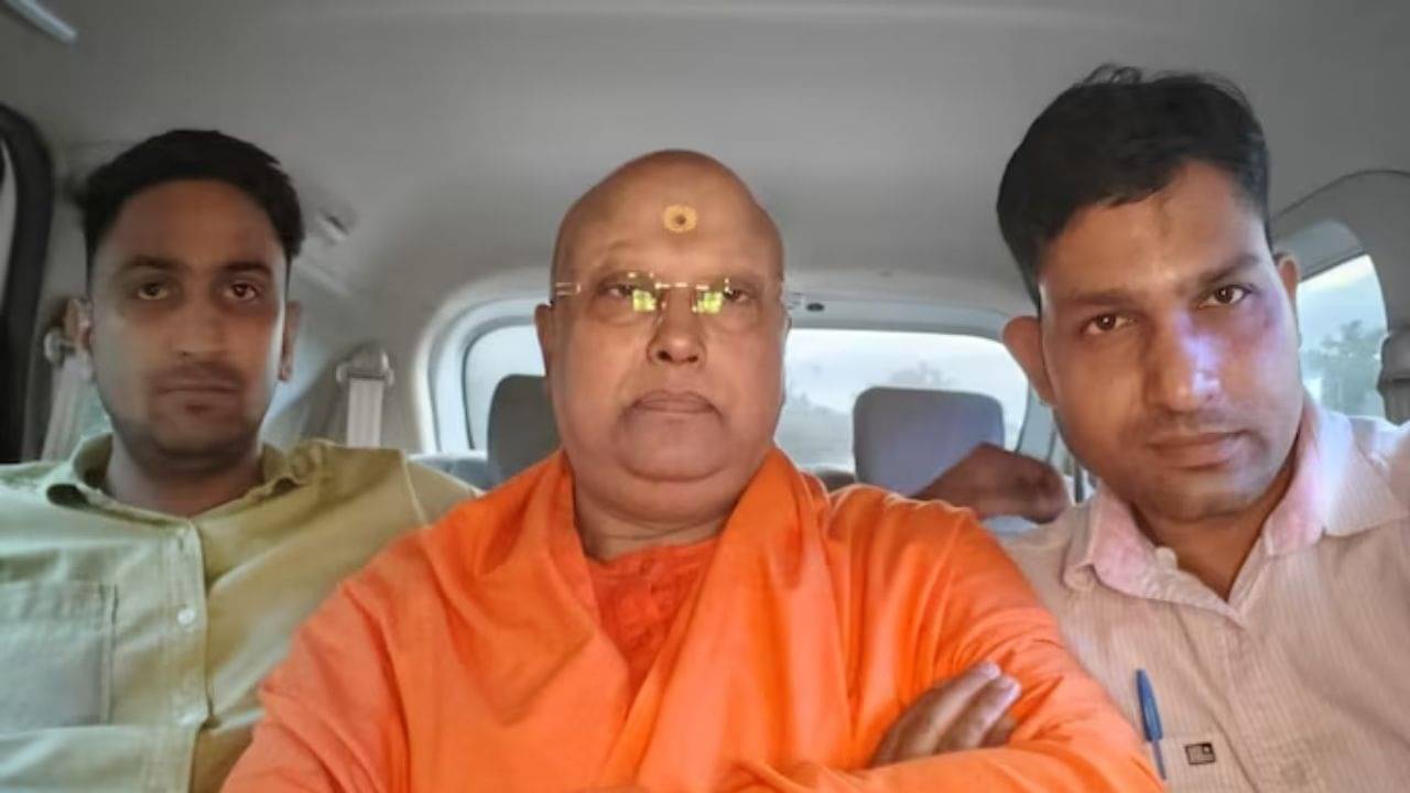 ছাত্রীদের লিখতেন I Love You Baby, রাতে ডাকতেন ঘরে! সোজা শ্রীঘরে ঠাঁই স্বঘোষিত ধর্মগুরুর