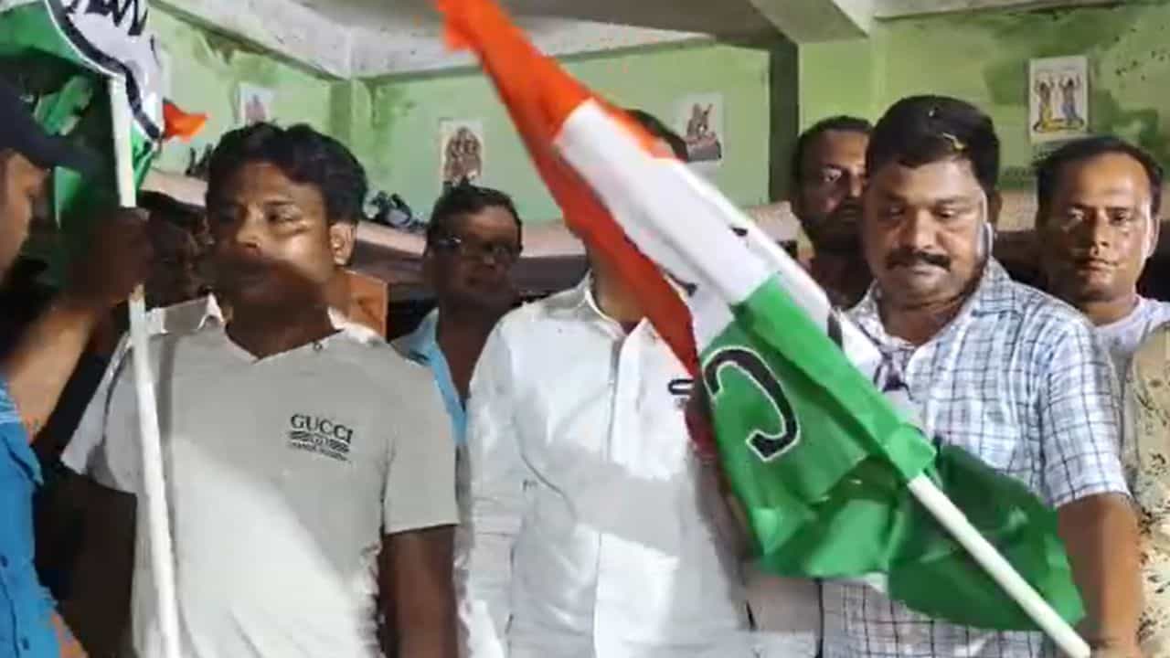 Bankura: বিজেপির শক্ত ঘাঁটিতে ভাঙন, তৃণমূলে যোগ ১০০ পরিবারের Bankura: বিজেপির শক্ত ঘাঁটিতে ভাঙন, তৃণমূলে যোগ ১০০ পরিবারের